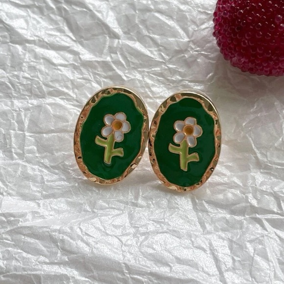 Daisy Flower Detail Oval Stud Earrings - Picture 3 of 7